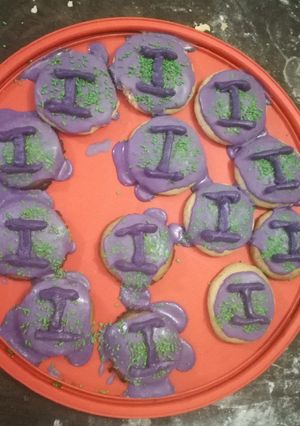Una foto de Galletas de vainilla con glaseado de azúcar impalpable y granas