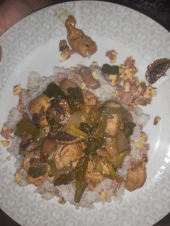 Una foto de Pollo Tausí con Arroz Chaufa