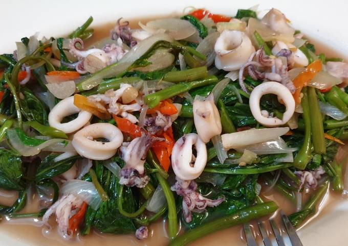 Mudah Banget Memasak Resep Tumis kangkung cumi saus tiram