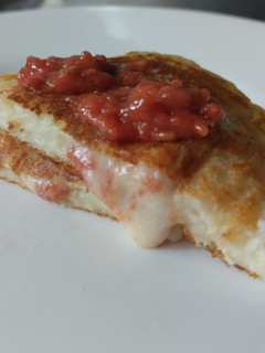 Una foto de Panquecas de yuca y queso rellenos de dulce de guayaba🥯🥞🧀