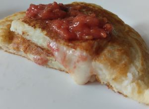 Una foto de Panquecas de yuca y queso rellenos de dulce de guayaba🥯🥞🧀