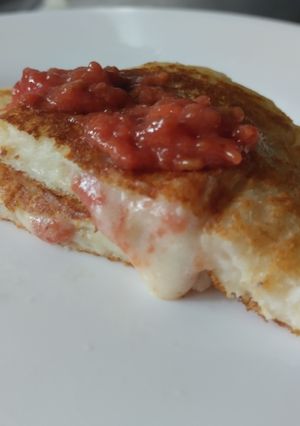 Una foto de Panquecas de yuca y queso rellenos de dulce de guayaba🥯🥞🧀