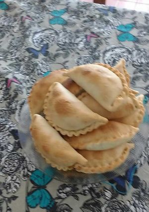 Una foto de Empanadas de carne con relleno echo en el disco