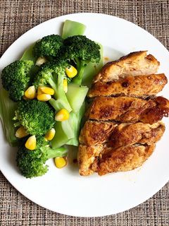 Hình của món Eatclean part 12: ức gà áp chảo và rau súp lơ luộc.