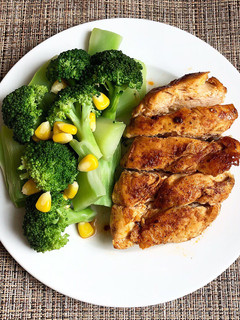 Hình của món Eatclean part 12: ức gà áp chảo và rau súp lơ luộc.