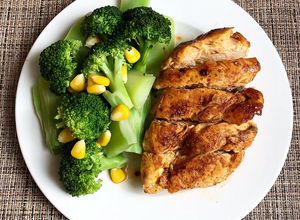 Hình của món Eatclean part 12: ức gà áp chảo và rau súp lơ luộc.