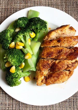 Hình của món Eatclean part 12: ức gà áp chảo và rau súp lơ luộc.