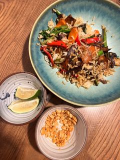 Una foto de Wok de verduras con arroz