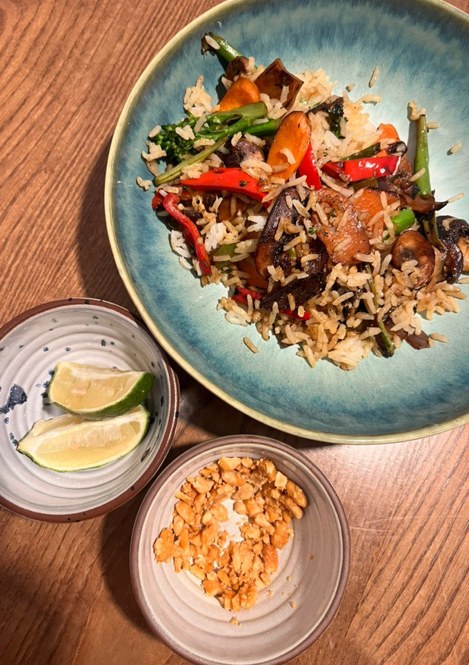 Una foto de Wok de verduras con arroz