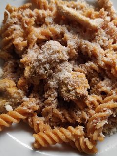 Una foto de Espirales con pollo en salsa