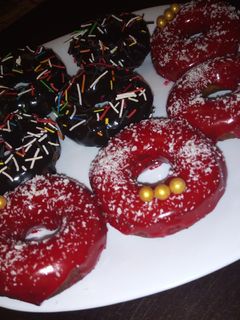 صورة لوصفة دونات بالشوكولاتة والطلية 😋😋😋
