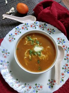 टोमेटो नूडल्स सूप (Tomato Noodle Soup Recipe in Hindi) रेसिपी मुख्य फोटो