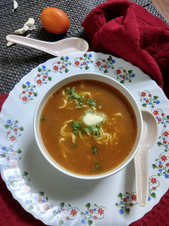 टोमेटो नूडल्स सूप (Tomato Noodle Soup Recipe in Hindi) रेसिपी मुख्य फोटो