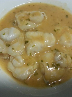 Una foto de Cocochas de bacalao en caldo de langostinos