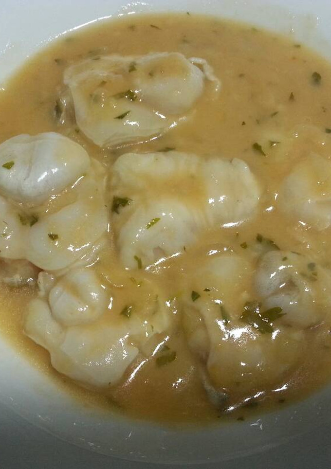 Una foto de Cocochas de bacalao en caldo de langostinos