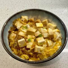 Tofudon (tofu rice bowl) A picture of Tofudon (tofu rice bowl).