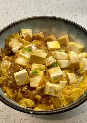A picture of Tofudon (tofu rice bowl).