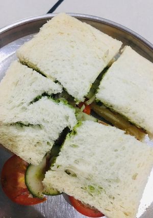 વેજીટેબલ સેન્ડવીચ (Vegetable Sandwich Recipe In Gujarati) રેસીપી મુખ્ય ફોટો