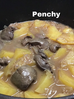Una foto de Higaditos de pollo en salsa con patatas en cocotte