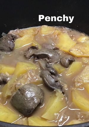 Foto principal de Higaditos de pollo en salsa con patatas en cocotte