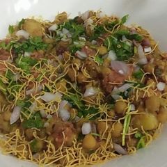 A picture of Potato patties chana Chaat.