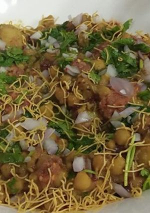 A picture of Potato patties chana Chaat.