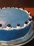 Tarta de pitufo rellena de crema de frutos del bosque