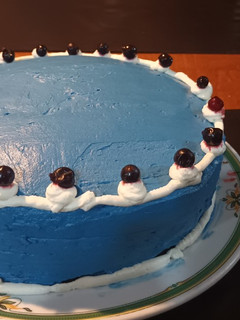 Una foto de Tarta de pitufo rellena de crema de frutos del bosque
