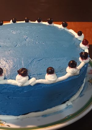 Una foto de Tarta de pitufo rellena de crema de frutos del bosque