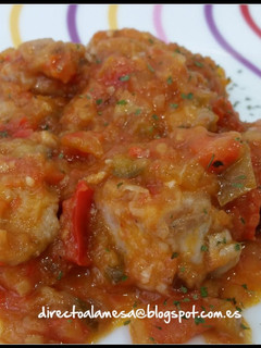 Una foto de Atún con tomate
