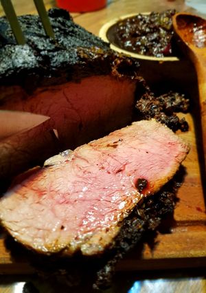 Una foto de Entrecot con costra de tomates secos y zapallo caramelizado