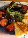 Ensalada de tomates RAF morados con queso Haloumi