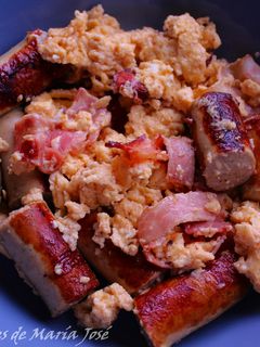 Una foto de Huevos revueltos con salchichas y bacon