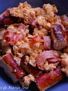 Foto principal de Huevos revueltos con salchichas y bacon