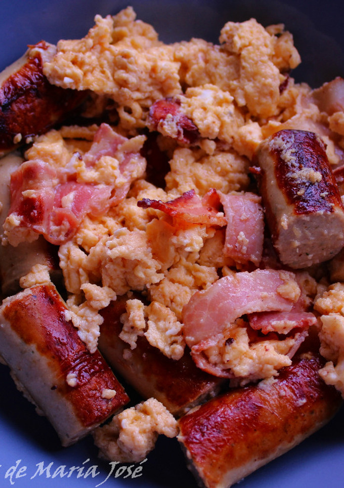 Una foto de Huevos revueltos con salchichas y bacon
