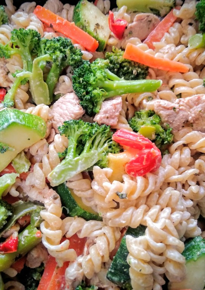 Una foto de Verduras salteadas con carne de pavo, fideos y crema🥦😋