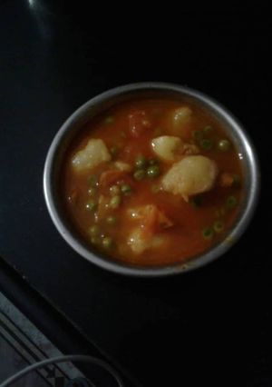 A picture of Aloo matar.