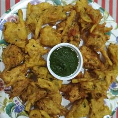 A picture of Potato and Onion Pakoda.