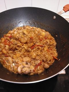 Una foto de Wok de calamares y gambas con arroz basmati en salsa de ostras