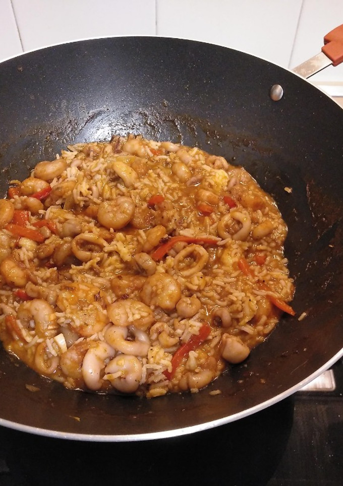 Una foto de Wok de calamares y gambas con arroz basmati en salsa de ostras