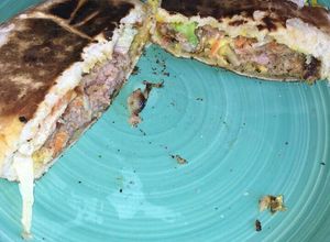 Una foto de Hamburguesa rústica con muchas verduras.ॐ