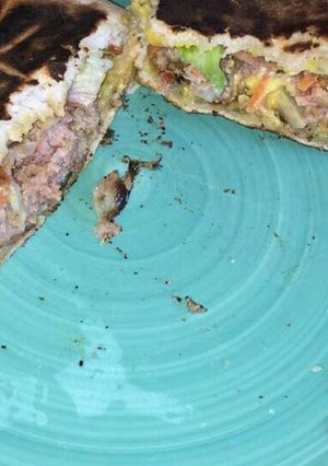 Una foto de Hamburguesa rústica con muchas verduras.ॐ