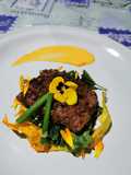 Medallón de res con costra de chapulínes y chiles secos