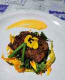 Medallón de res con costra de chapulínes y chiles secos