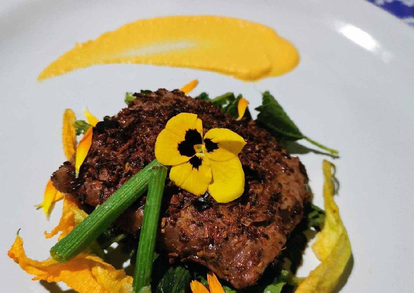 Medallón de res con costra de chapulínes y chiles secos