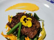 Una foto de lomo de cerdo con chiles