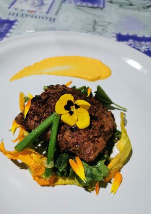 Una foto de Medallón de res con costra de chapulínes y chiles secos