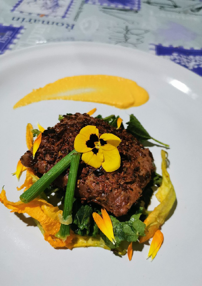 Una foto de Medallón de res con costra de chapulínes y chiles secos