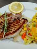 Fettina di Maiale Arrostita con Insalata Verde, Mais, Cipolla, Peperone, Carote e Arance