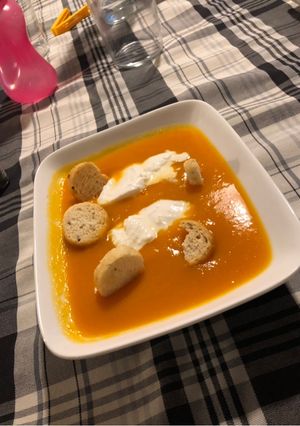 Foto di Vellutata di zucca (+ burrata) con il Bimby